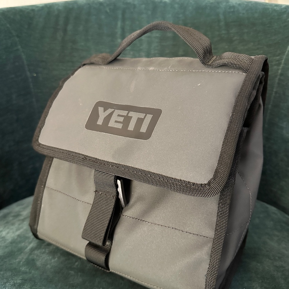 Yeti Daytrip Lunch Bag in grey